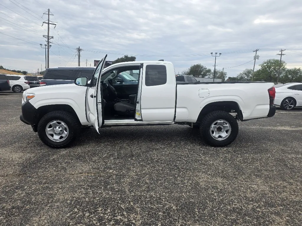 Toyota Tacoma photo 9