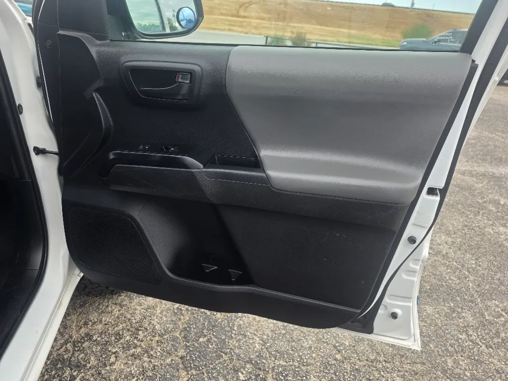 Toyota Tacoma photo 13