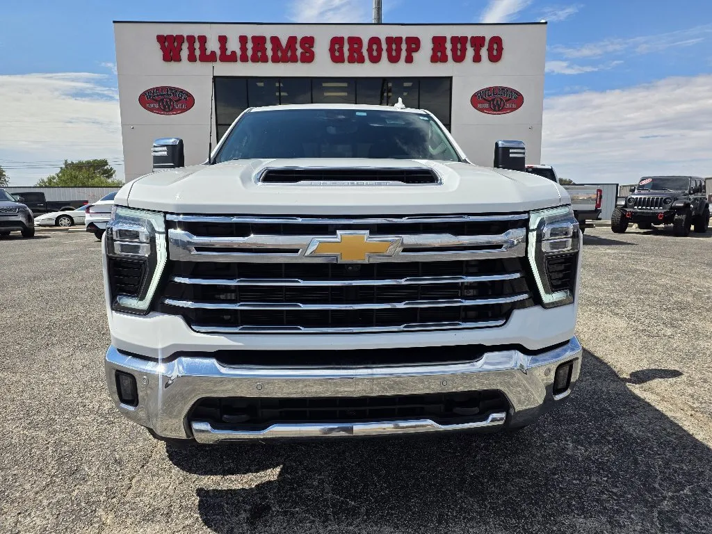 Chevrolet Silverado photo 2