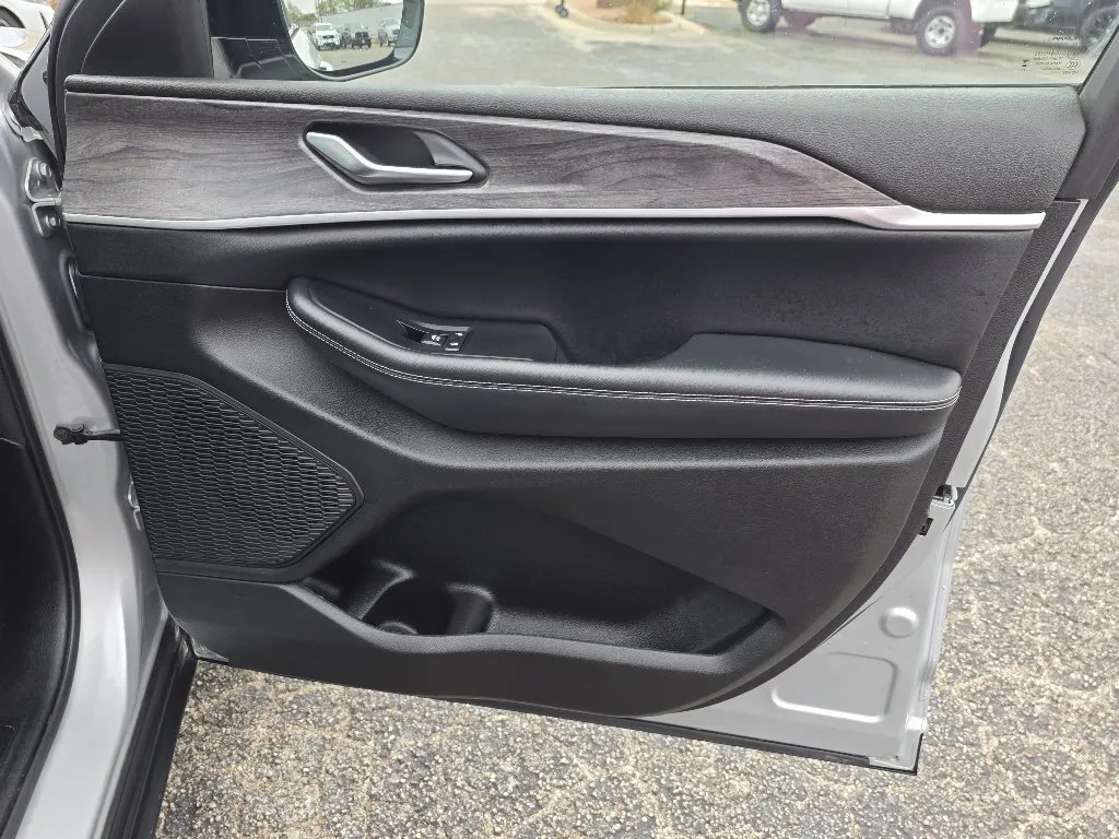 Jeep Grand Cherokee photo 18