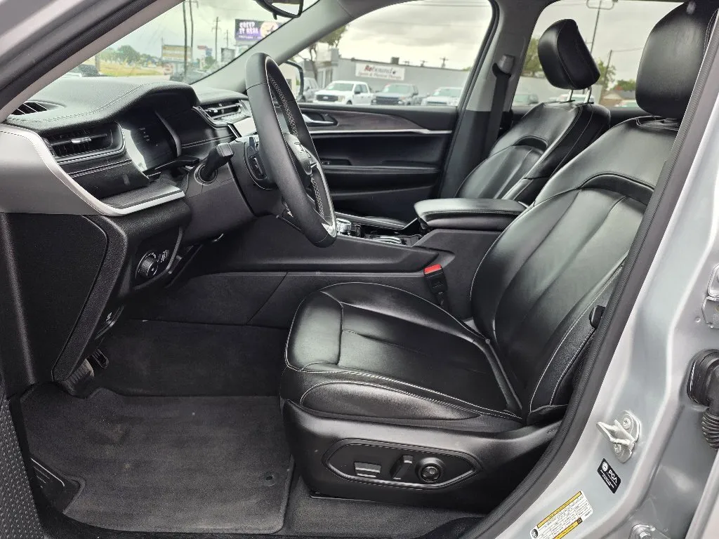 Jeep Grand Cherokee photo 11