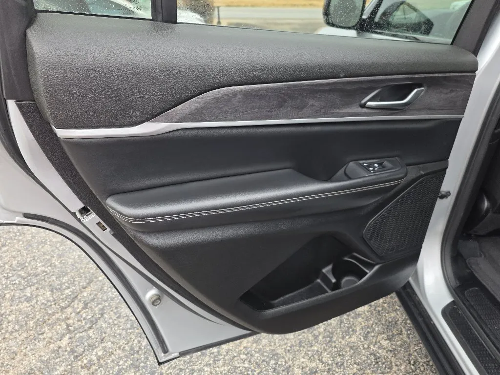 Jeep Grand Cherokee photo 12