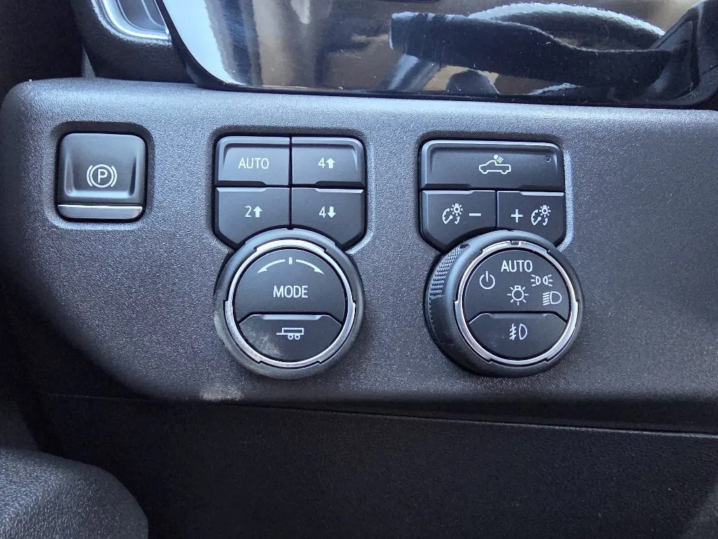 Chevrolet Silverado photo 24