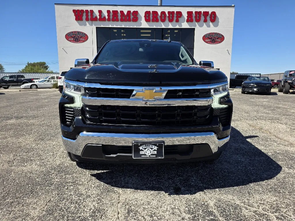 Chevrolet Silverado photo 2