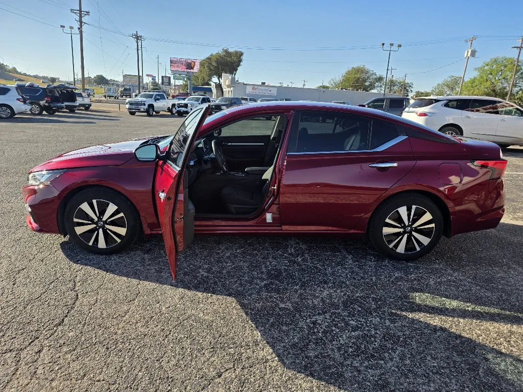 Nissan Altima photo 9