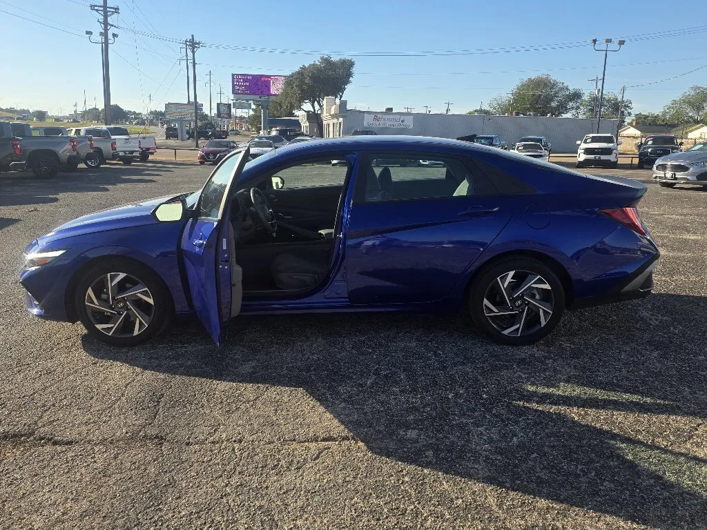 Hyundai Elantra photo 9
