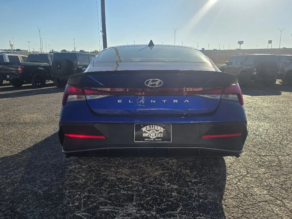 Hyundai Elantra photo 6