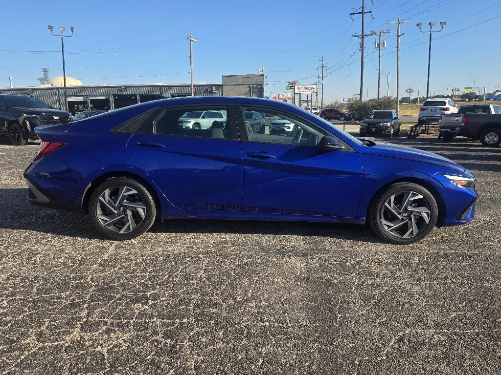 Hyundai Elantra photo 8