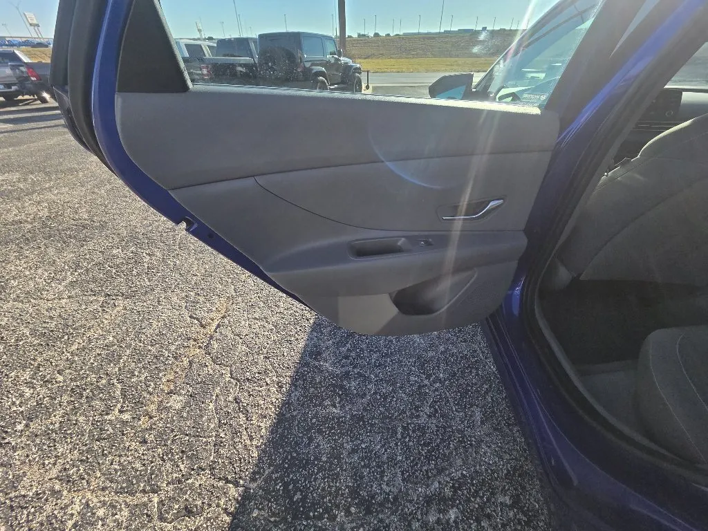 Hyundai Elantra photo 12