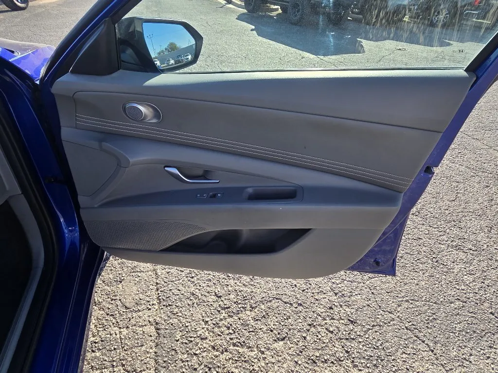 Hyundai Elantra photo 16