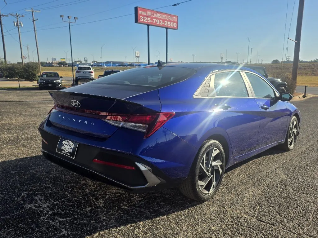 Hyundai Elantra photo 7