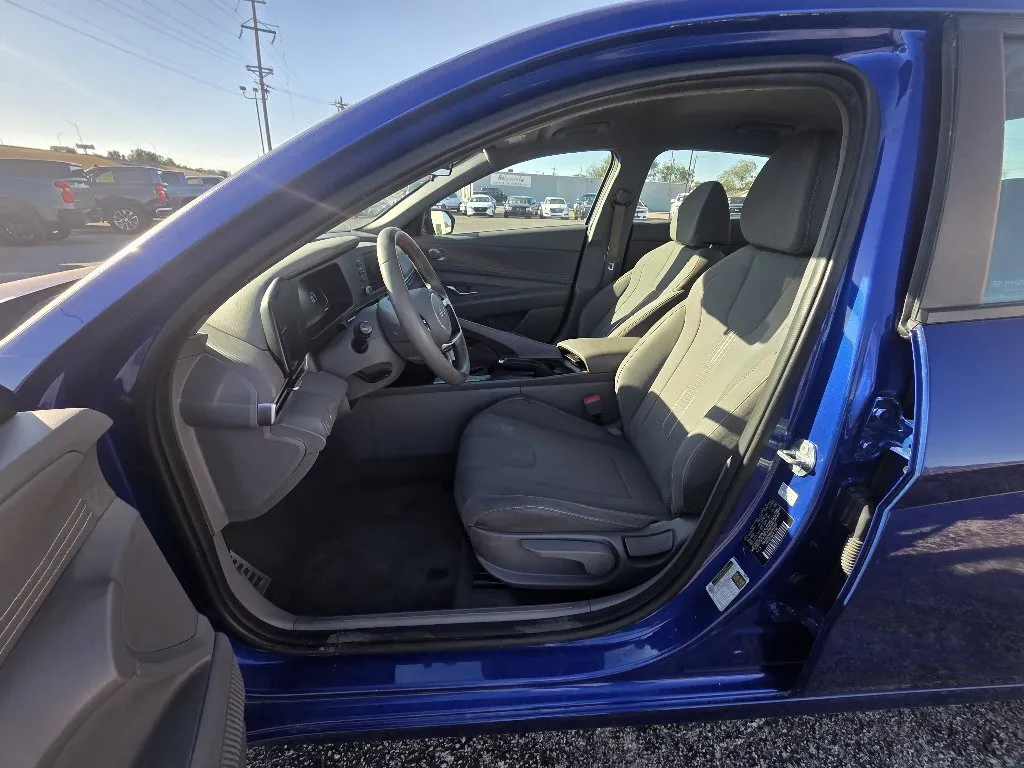 Hyundai Elantra photo 11