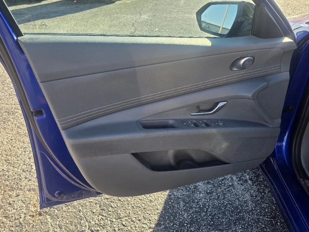 Hyundai Elantra photo 10