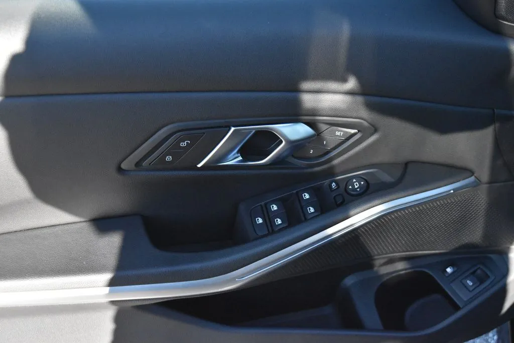 BMW 3 Series photo 10