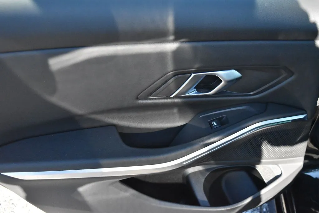 BMW 3 Series photo 12