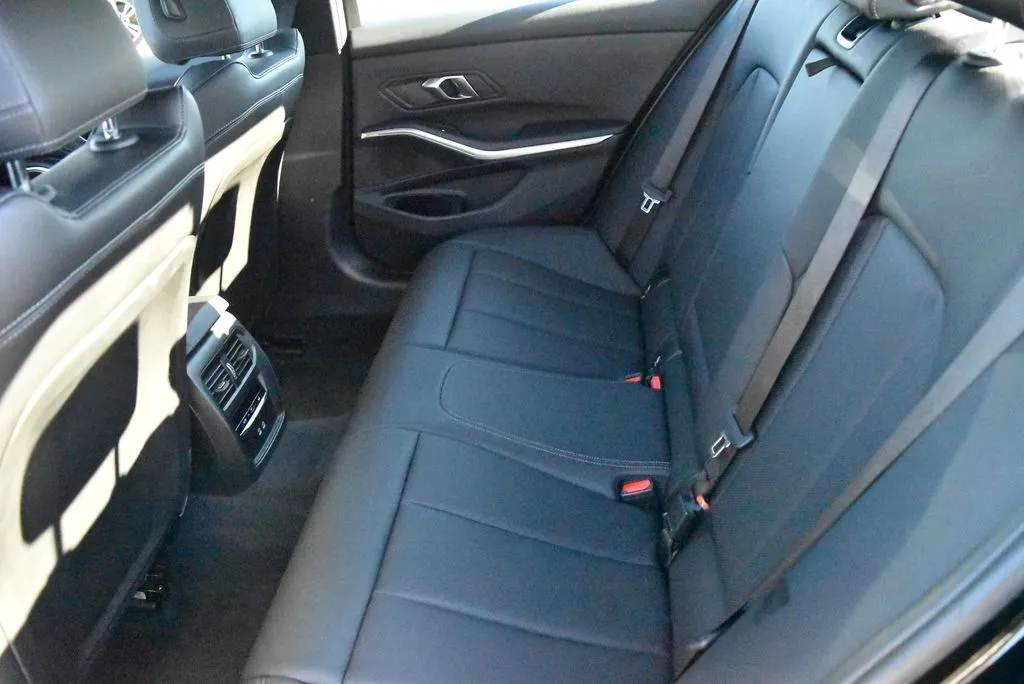 BMW 3 Series photo 11