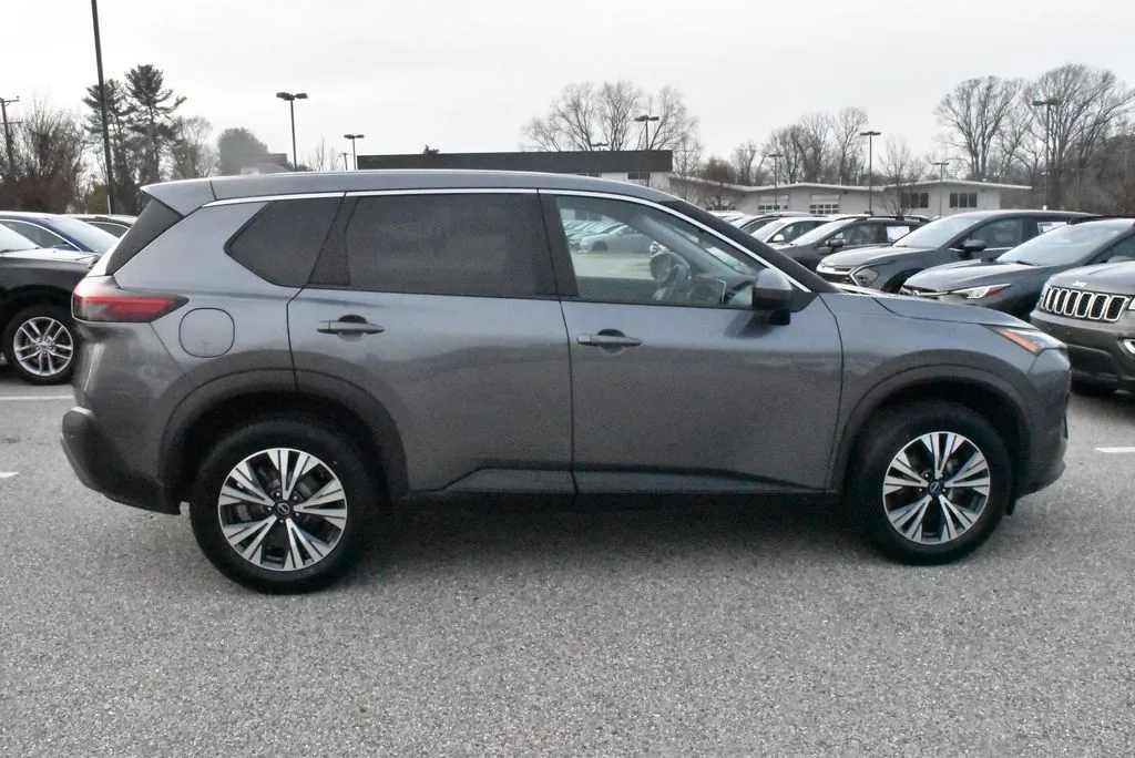 2023 Nissan Rogue SV's photo