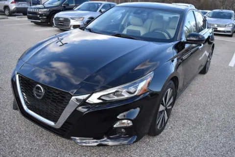 More photos of 2022 Nissan Altima 2.5 SL at Exclusive Motorcars, MD