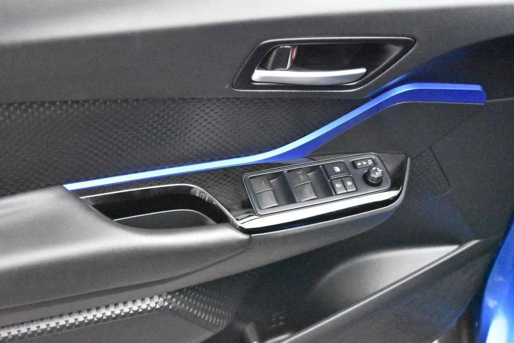 Toyota C-HR photo 8