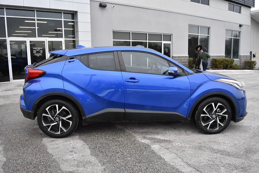 Toyota C-HR photo 2