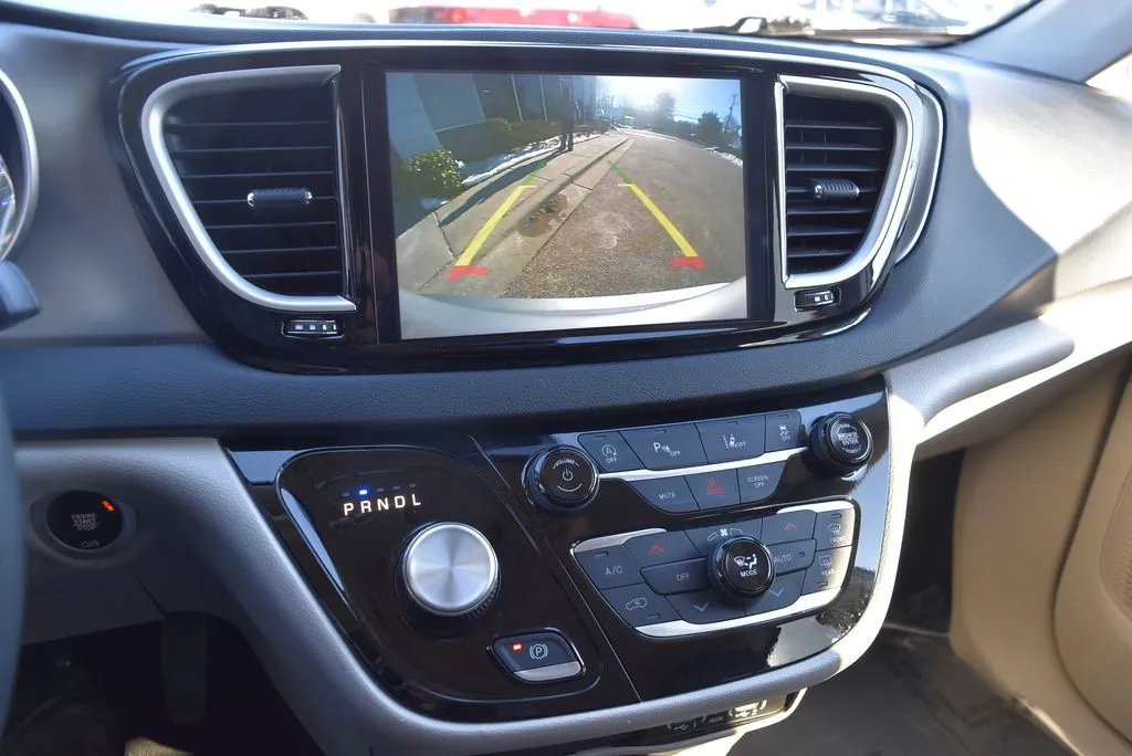 Chrysler Pacifica photo 15
