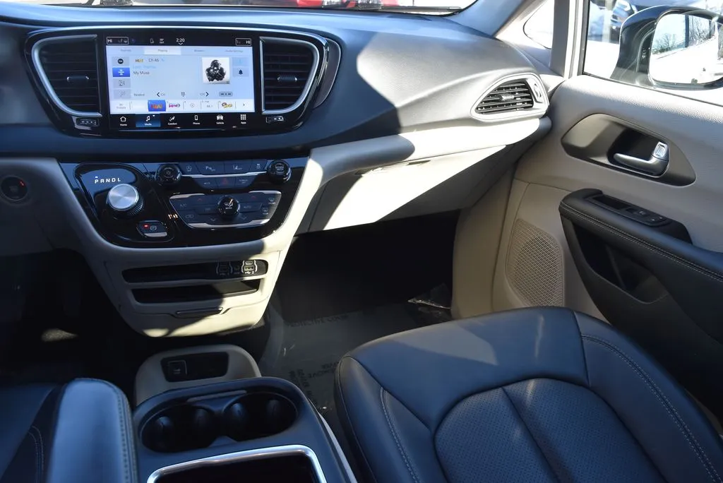 Chrysler Pacifica photo 12