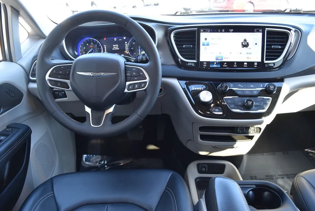 Chrysler Pacifica photo 11
