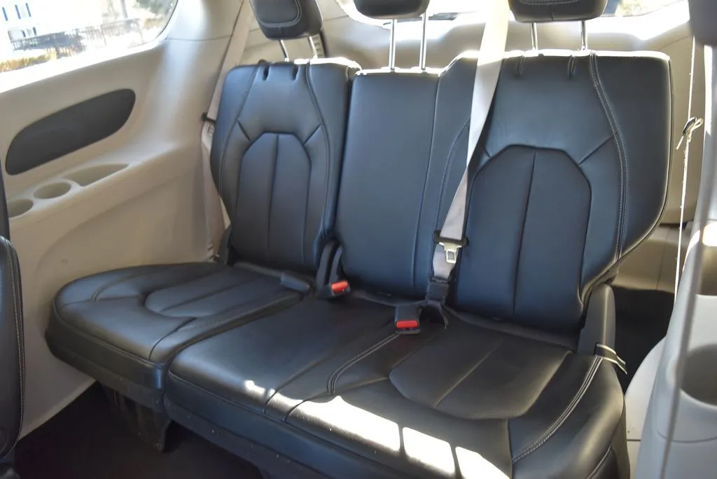 Chrysler Pacifica photo 10