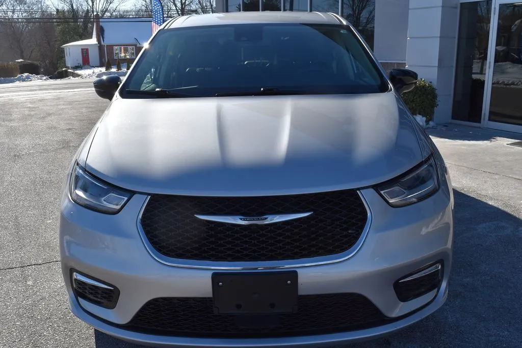 Chrysler Pacifica photo 3