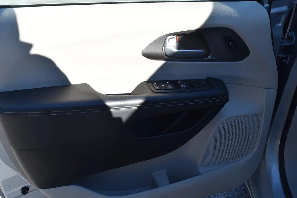 Chrysler Pacifica photo 8