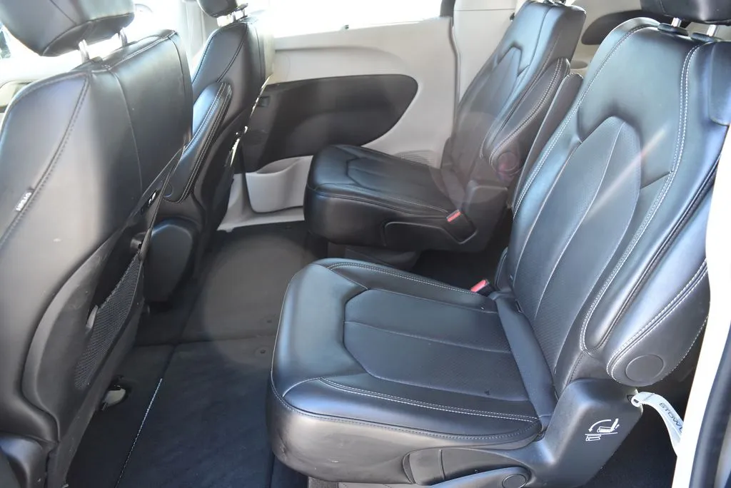 Chrysler Pacifica photo 9