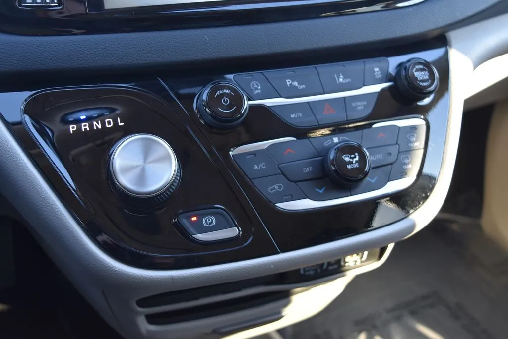 Chrysler Pacifica photo 16