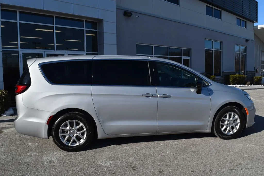 Chrysler Pacifica photo 2