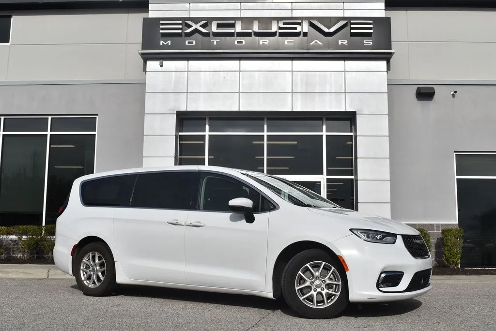 White 2023 Chrysler Pacifica Touring L for sale in Randallstown, MD