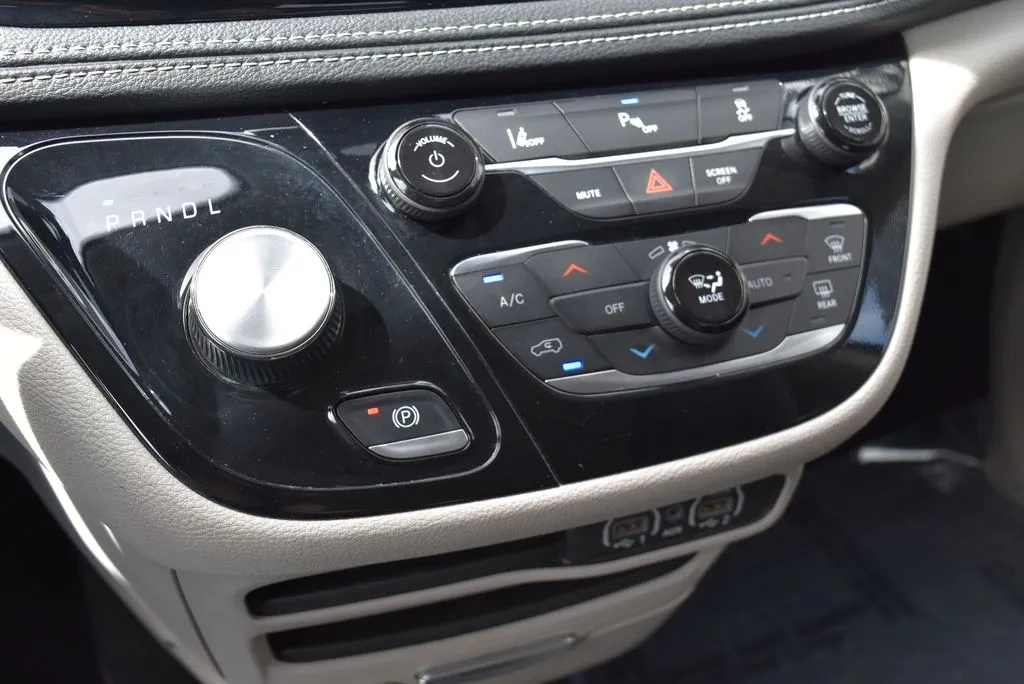 Chrysler Pacifica photo 16