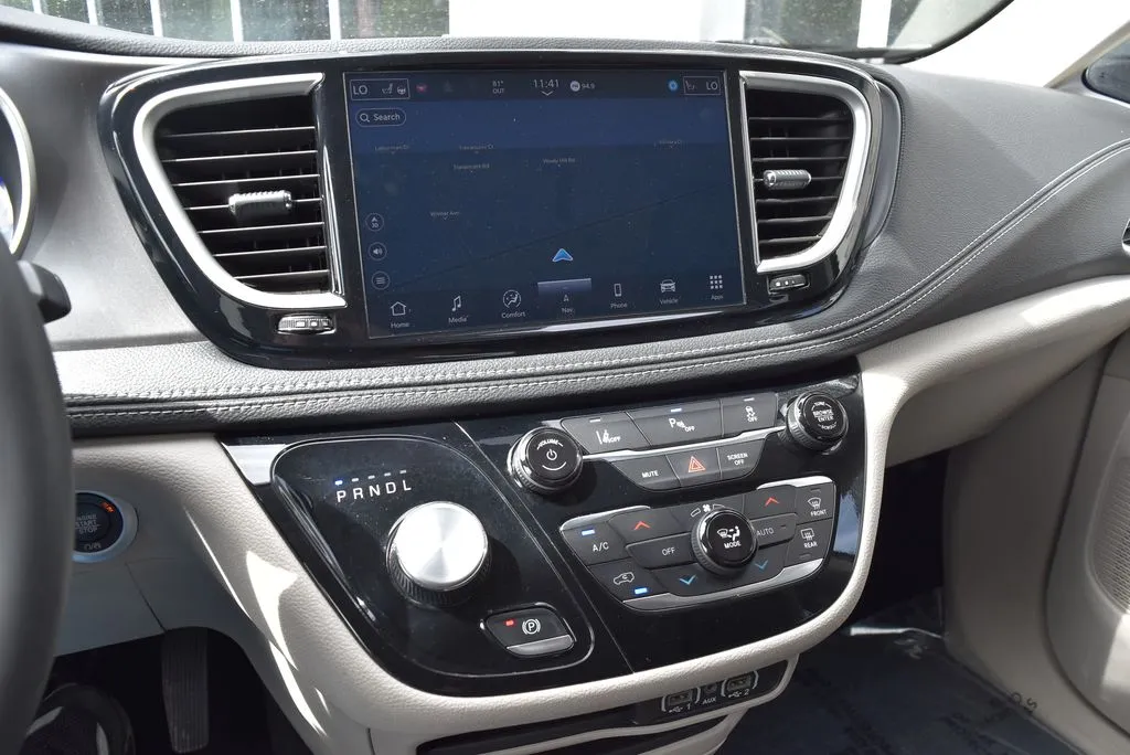 Chrysler Pacifica photo 17