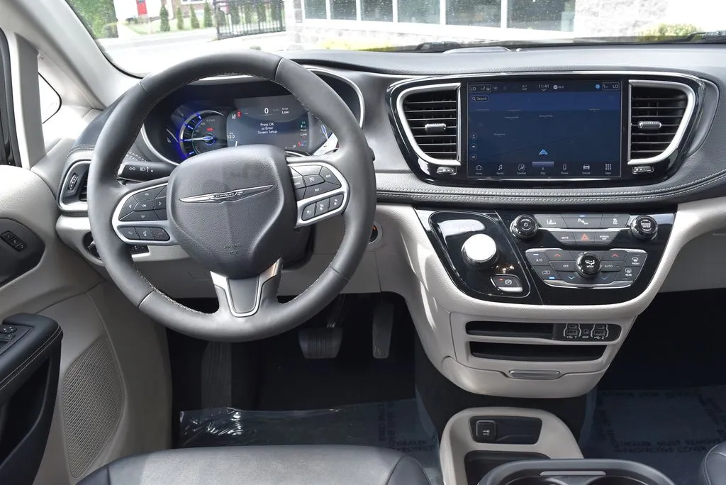 Chrysler Pacifica photo 12