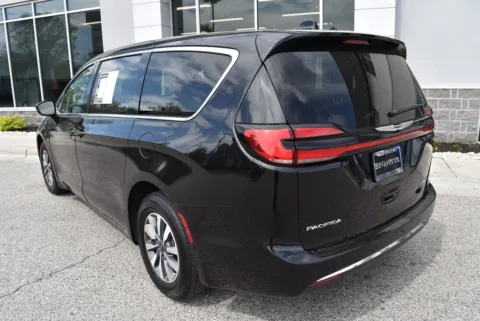 More photos of 2024 Chrysler Pacifica Hybrid Select at Exclusive Motorcars, MD