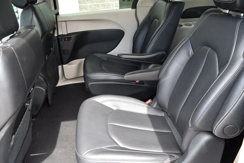 Chrysler Pacifica photo 10