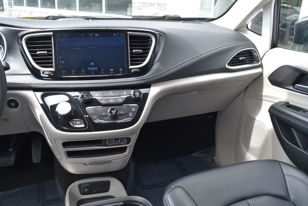 Chrysler Pacifica photo 13