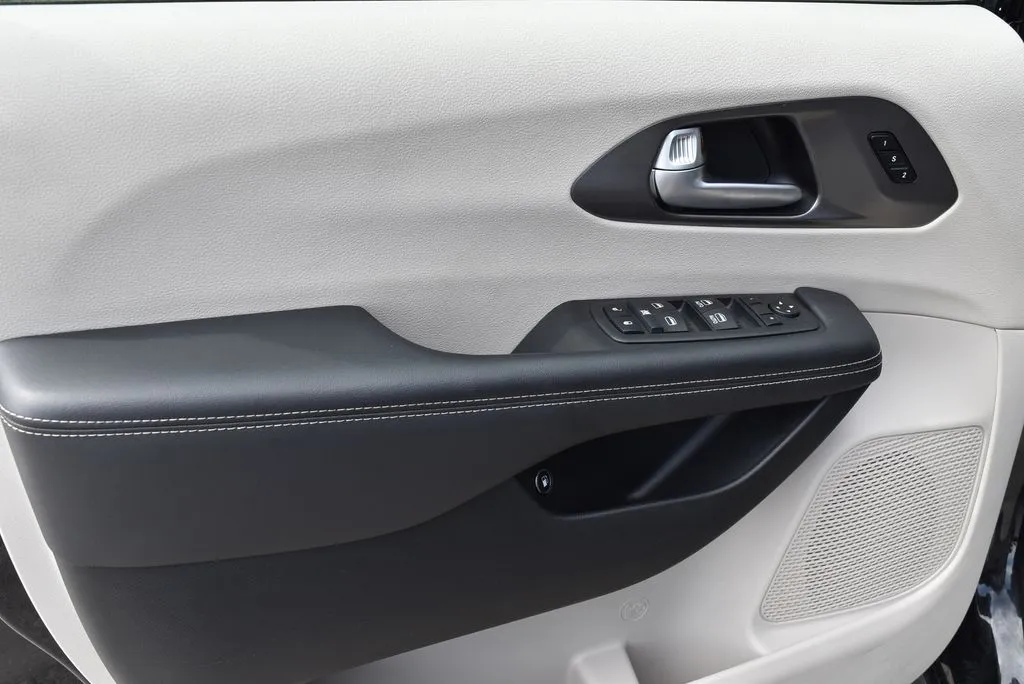 Chrysler Pacifica photo 9
