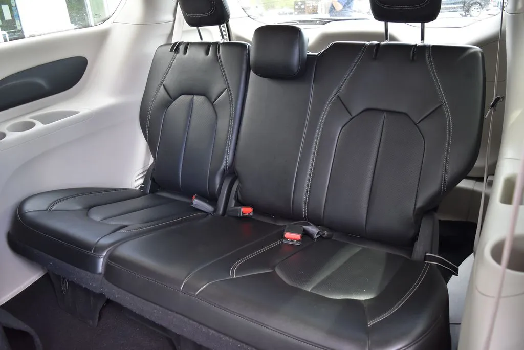 Chrysler Pacifica photo 11