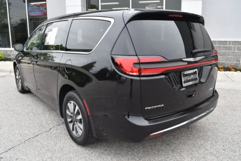 More photos of 2024 Chrysler Pacifica Hybrid Select at Exclusive Motorcars, MD