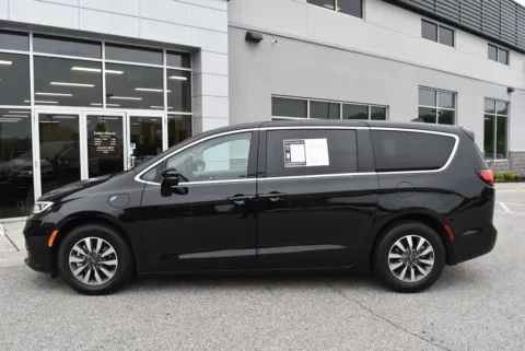 More photos of 2024 Chrysler Pacifica Hybrid Select at Exclusive Motorcars, MD
