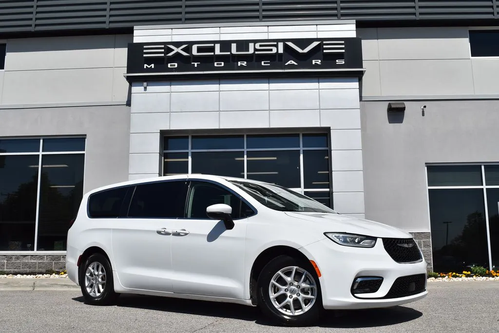 White 2023 Chrysler Pacifica Touring L for sale in Randallstown, MD