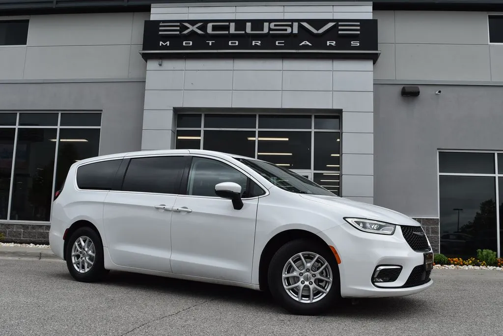 White 2023 Chrysler Pacifica Touring L for sale in Randallstown, MD