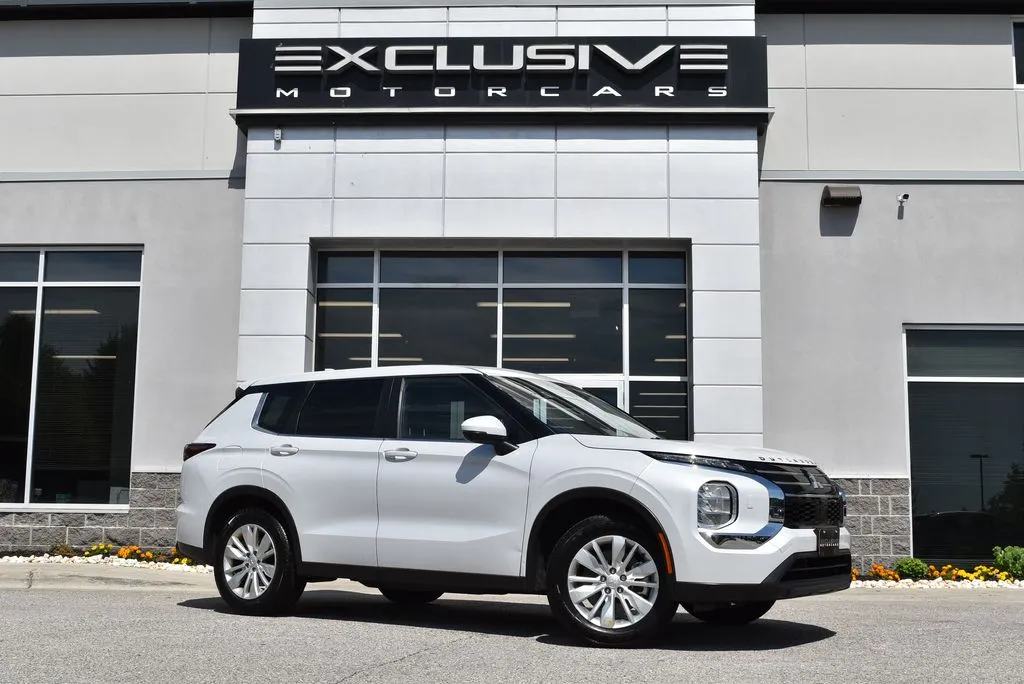 2025 Mitsubishi Outlander ES S-AWC's photo
