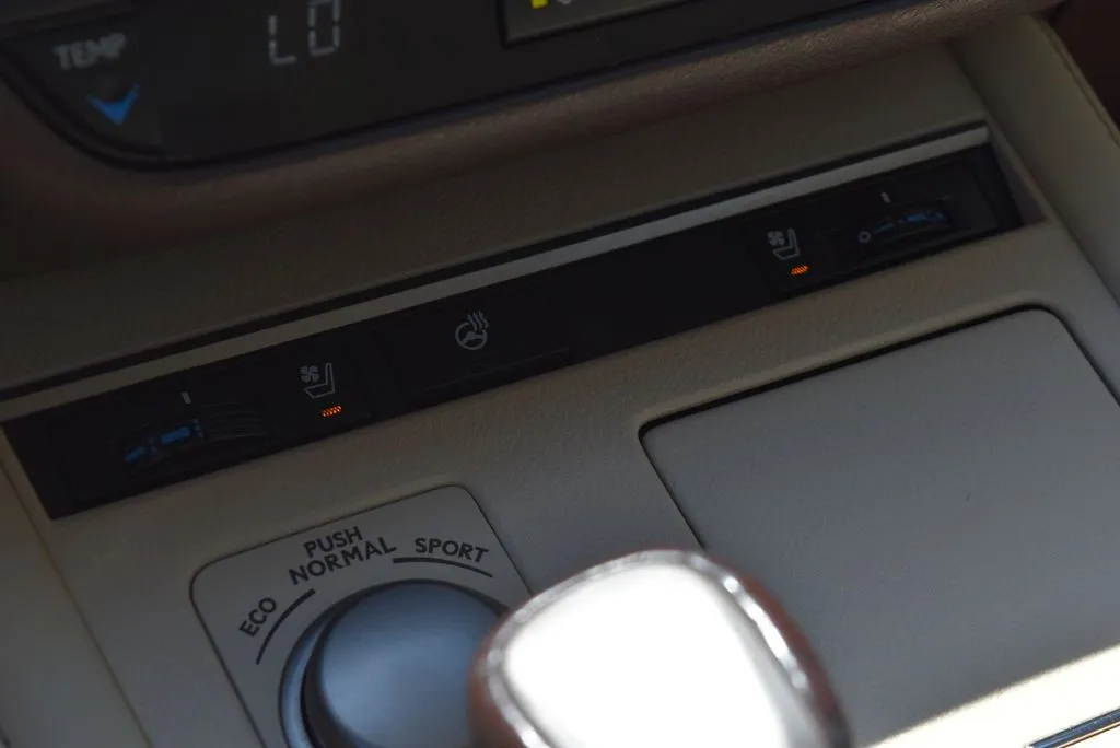 Lexus ES photo 19