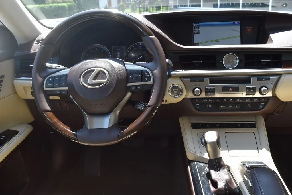 Lexus ES photo 11