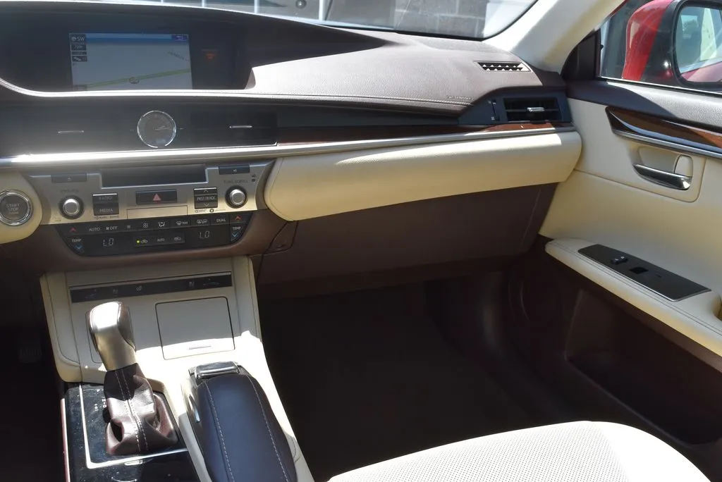 Lexus ES photo 12